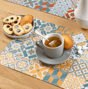 Tischset Ornamente aus Kunststoff in Blau, Grau und Orange mit rechteckigem Patchwork-Muster und Ornamenten