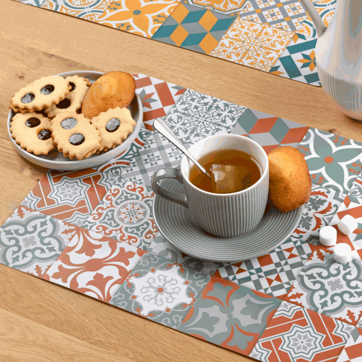 Tischset Ornamente aus Kunststoff mit buntem, geometrischem Muster in Grau, Weiß, Terrakotta und Blau, rechteckig gestalteter Rand