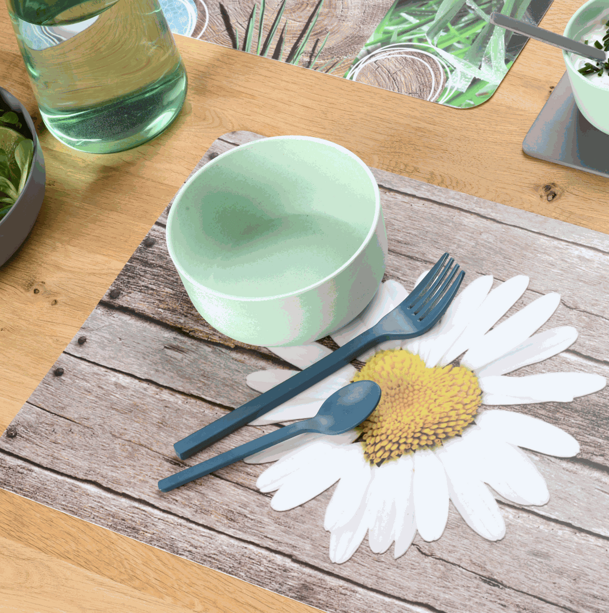Tischset Blumen aus Kunststoff mit Holzdielenmuster und großer weißer Margeritenblüte, rechteckig gestaltetes Platzset