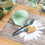 Tischset Blumen aus Kunststoff mit Holzdielenmuster und großer weißer Margeritenblüte, rechteckig gestaltetes Platzset