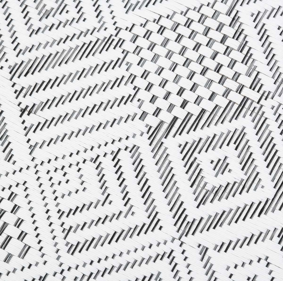 Gewebtes Tischset aus Polypropylen in Weiß mit schwarzem geometrischem Zickzackmuster und strukturierter Oberfläche