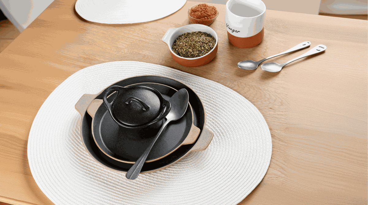 Gewebtes Tischset oval aus weißem Kunststoff mit strukturierter Flechtoptik und abwischbarer Oberfläche