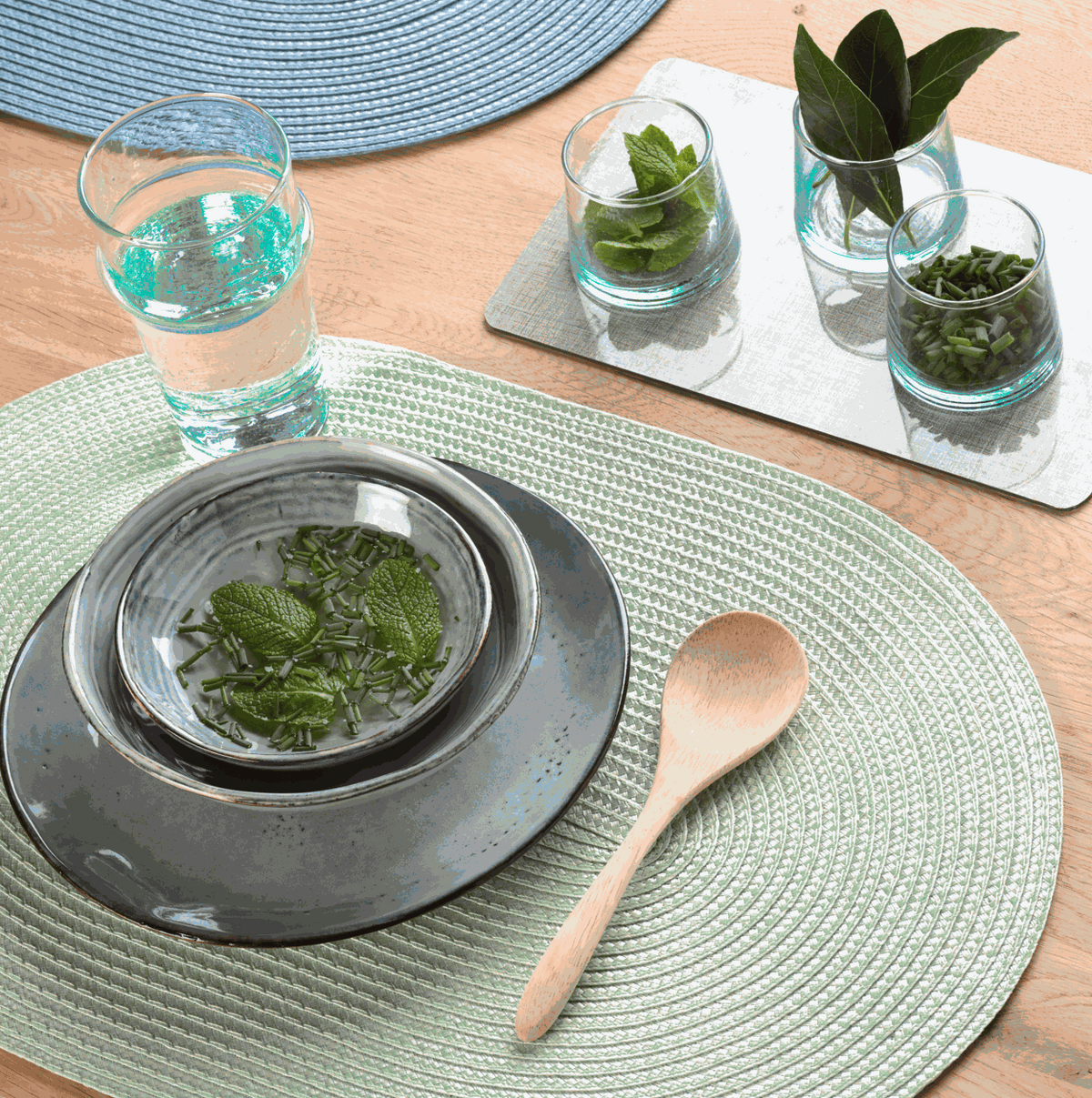 Gewebtes Tischset oval in Mintgrün aus Kunststoff mit strukturierter Oberfläche und abwischbarer Beschichtung