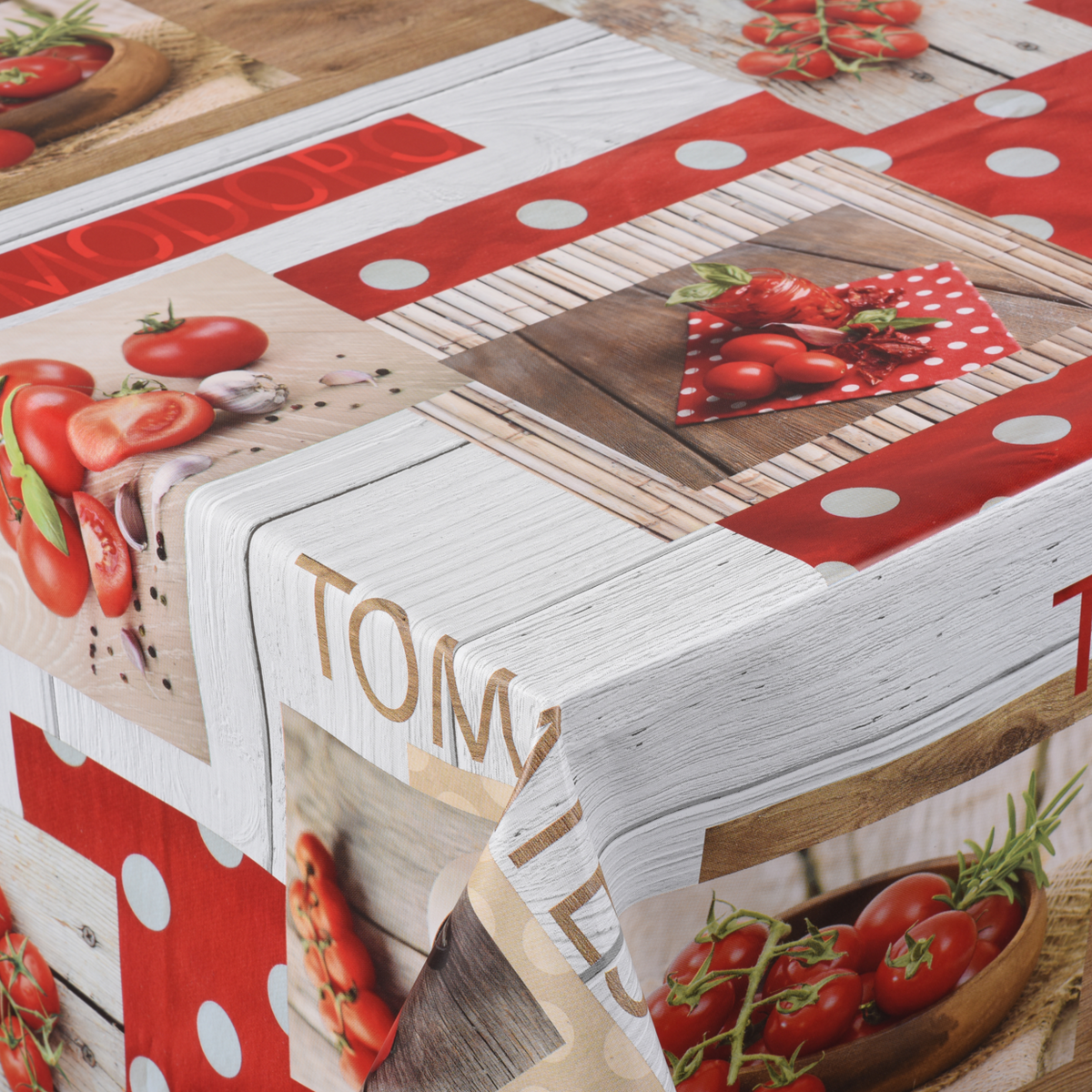 Wachstischdecke Vegetables aus abwischbarem Material mit rotem Tomatenmotiv, weißen Punkten und Holzoptik