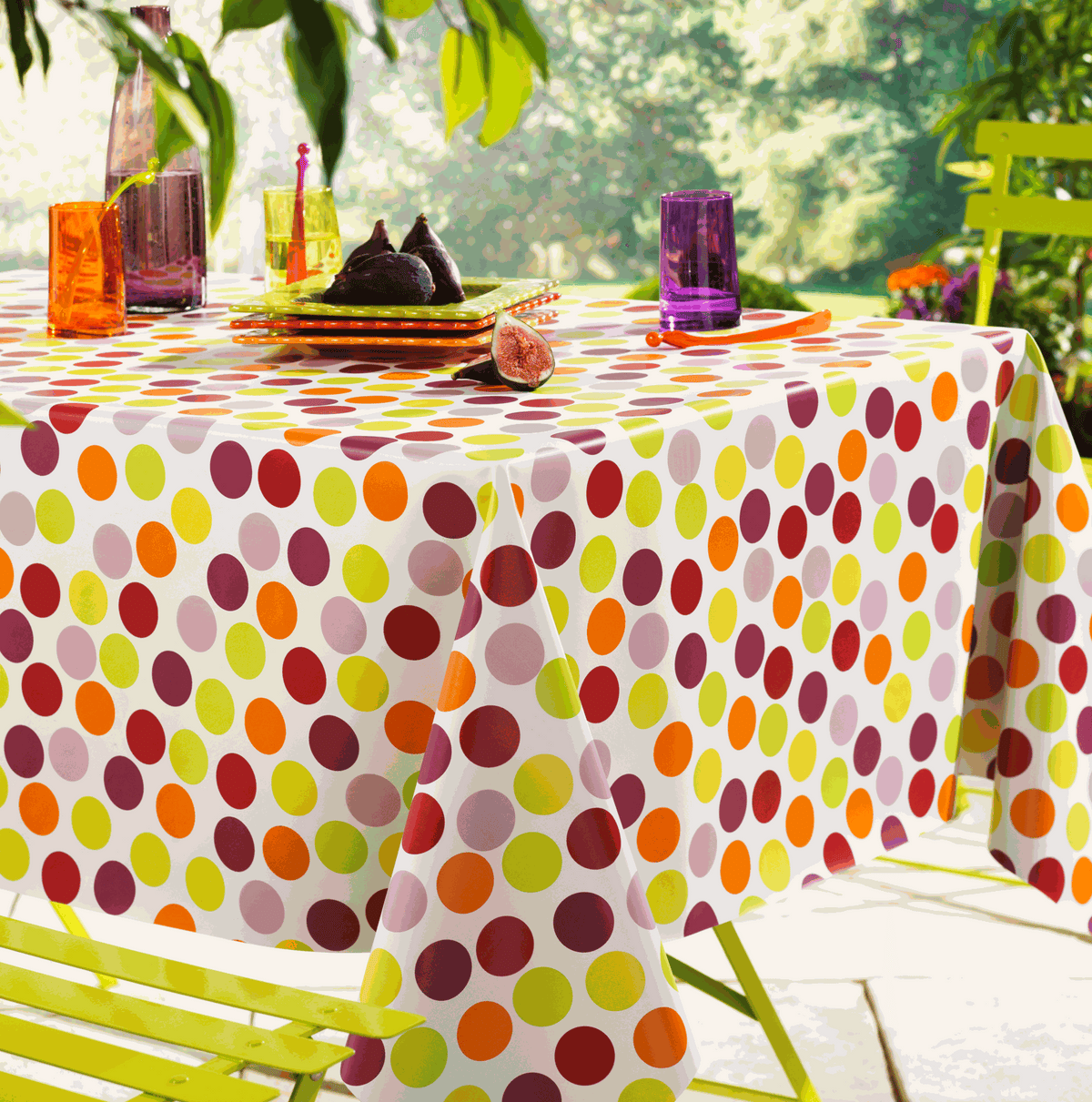 Wachstischdecke gepunktet aus glattem Wachstuch mit buntem Multicolor-Punktmuster und abwischbarer Oberfläche