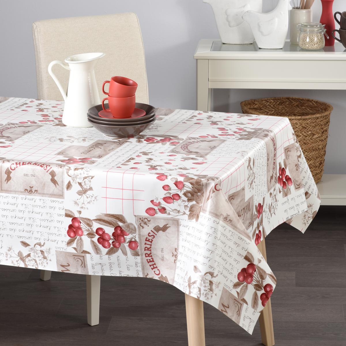 Wachstischdecke Premium Fruits aus glattem Wachstuch mit Beerenmotiv, Schriftzügen und karierten Akzenten