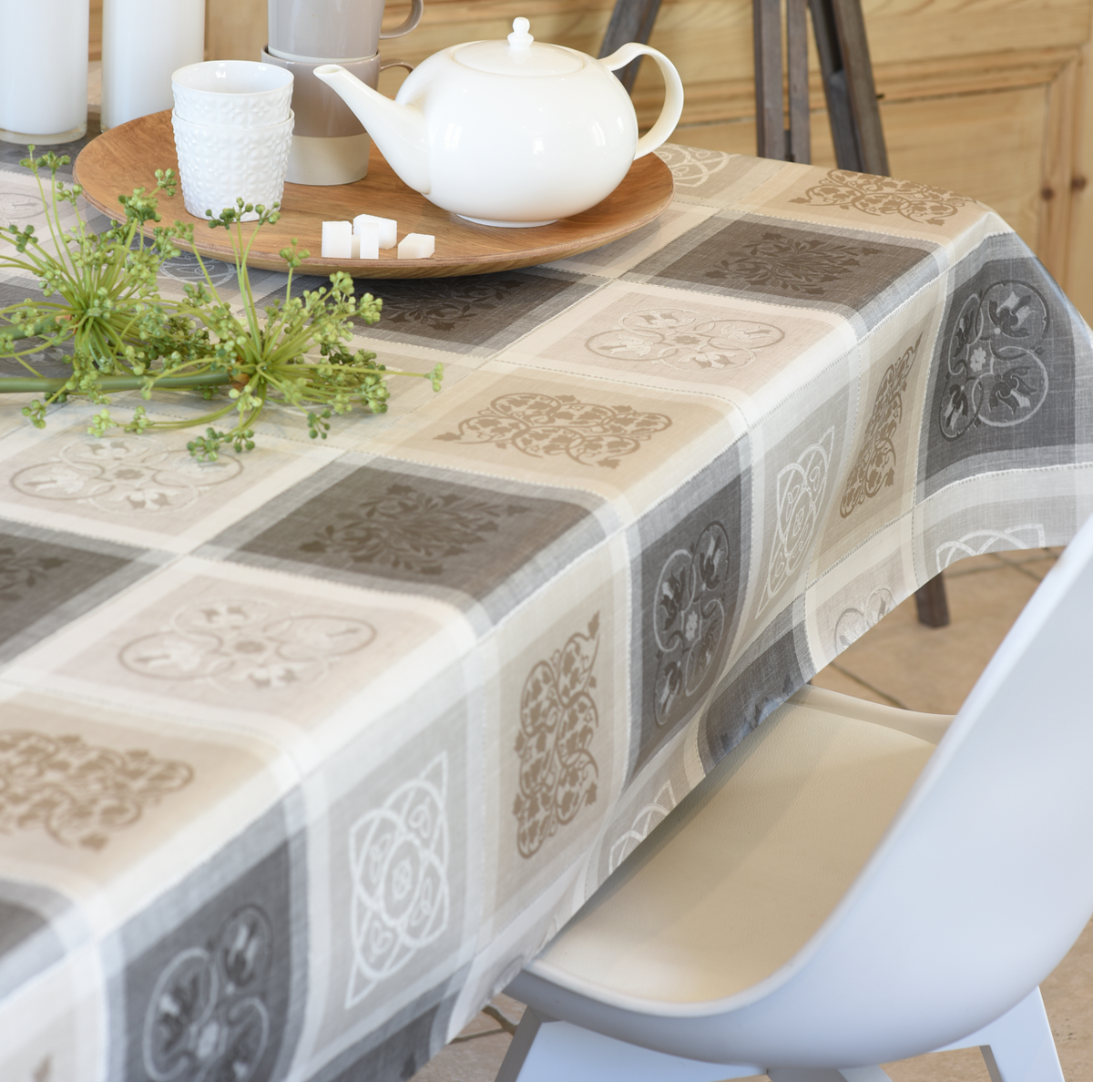 Wachstischdecke Premium Patchwork in Beige, Grau und Weiß mit ornamentalen Karomustern und glatter Oberfläche