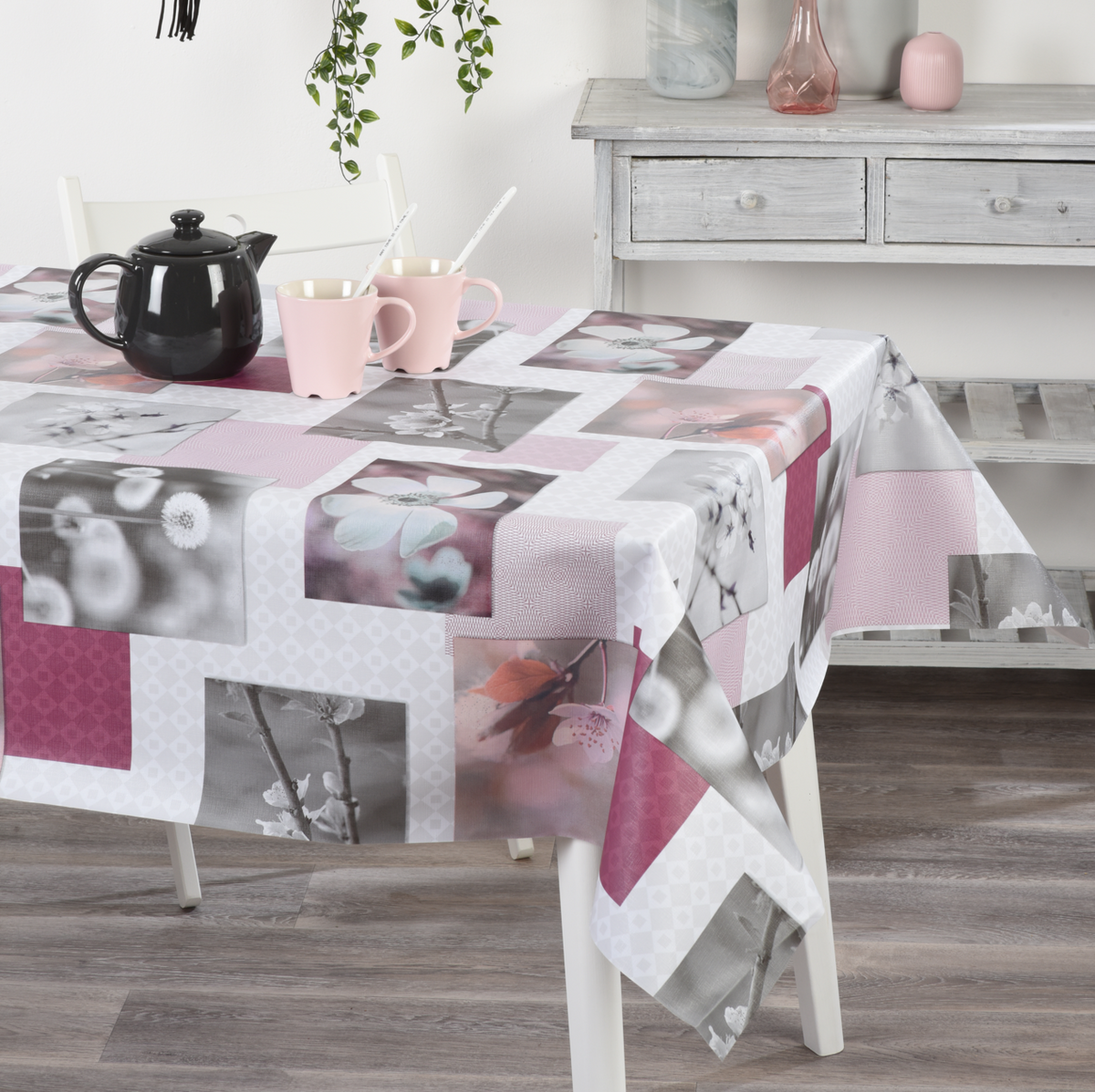 geprägte Wachstischdecke Blumen aus PVC mit floralem Patchwork-Muster in Rosa, Grau und Weiß, abwischbar