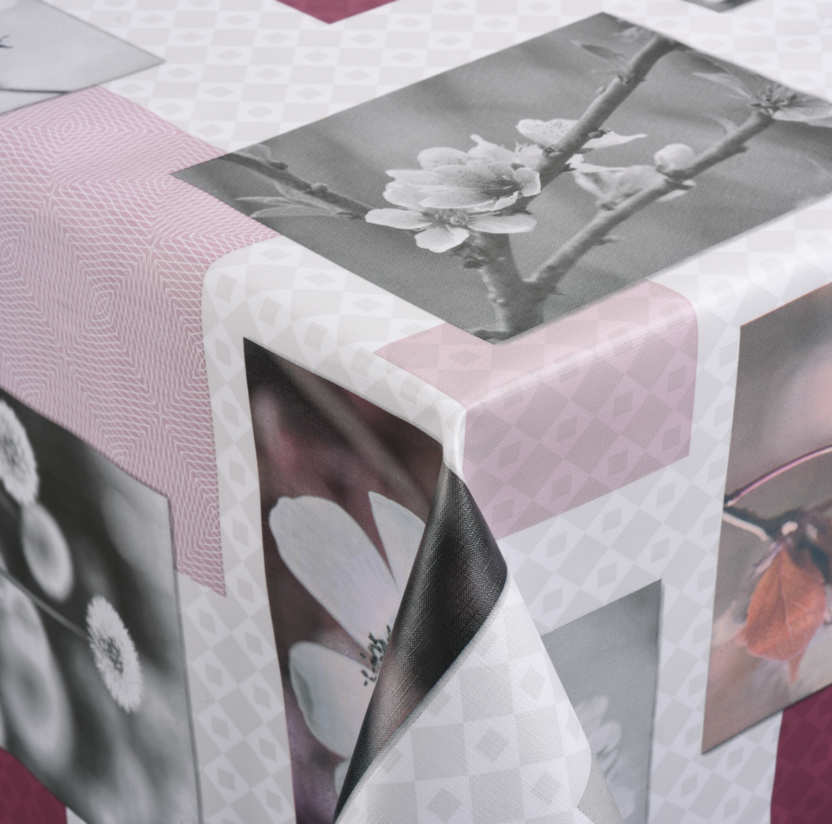 geprägte Wachstischdecke Blumen mit rosa-weißer Struktur und großflächigem Blütenmotiv aus PVC
