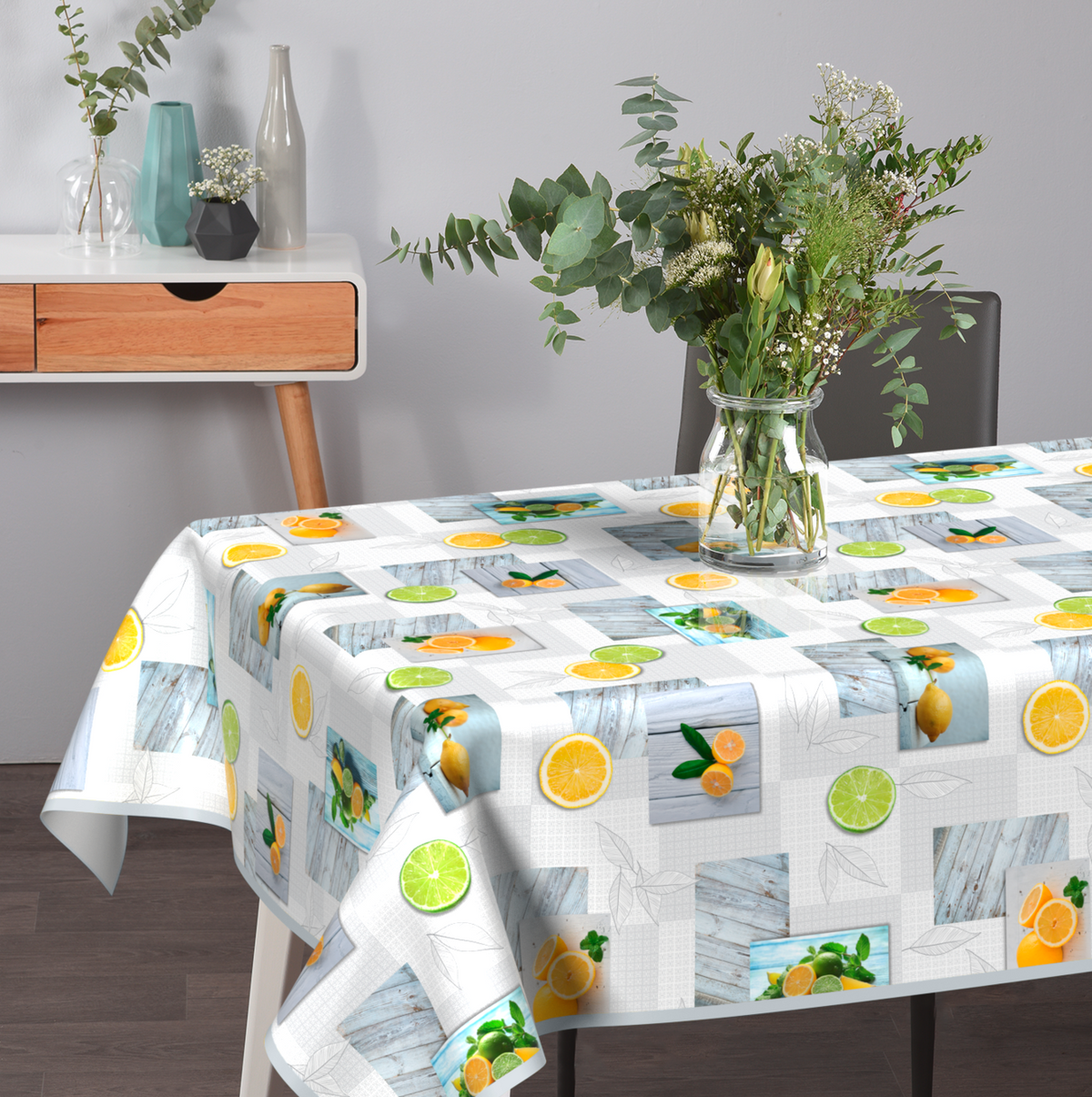 Wachstischdecke Fruits aus abwischbarem Material mit buntem Zitrusfrüchte-Muster und dekorativen Holzoptik-Elementen