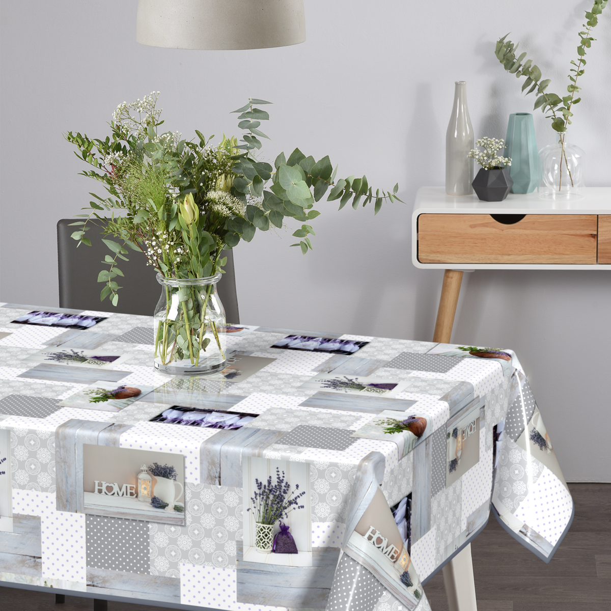 Wachstischdecke Pflanzen aus pflegeleichtem Wachstuch mit Patchwork-Muster in Weiß, Grau und Lavendelmotiven
