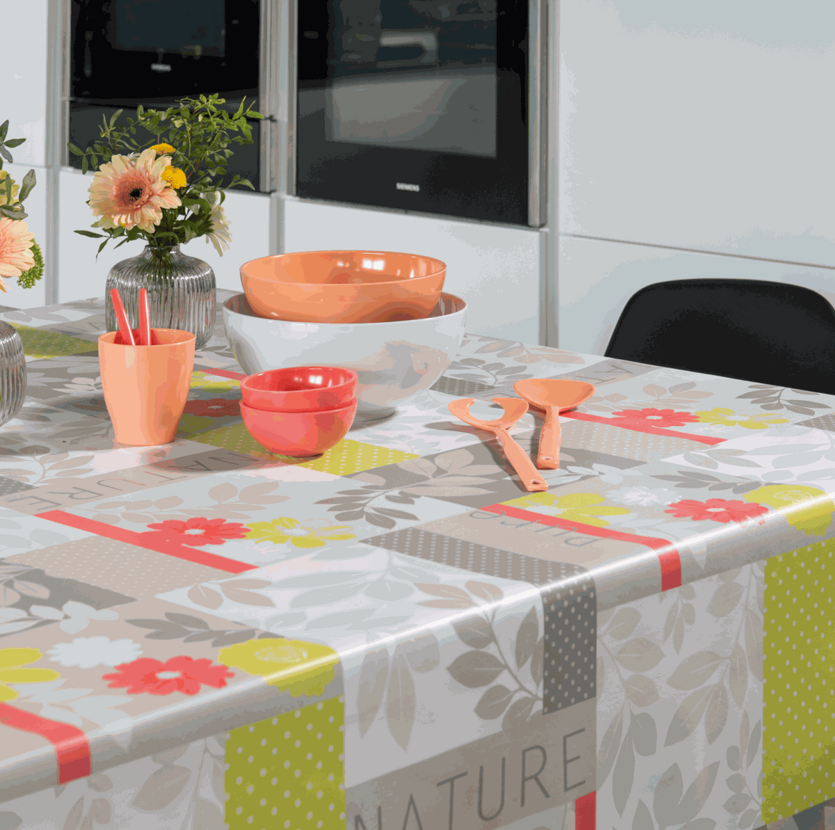 Wachstischdecke Blumen aus Wachstuch mit buntem Blumen- und Blättermuster, glatter Oberfläche und Einfassband