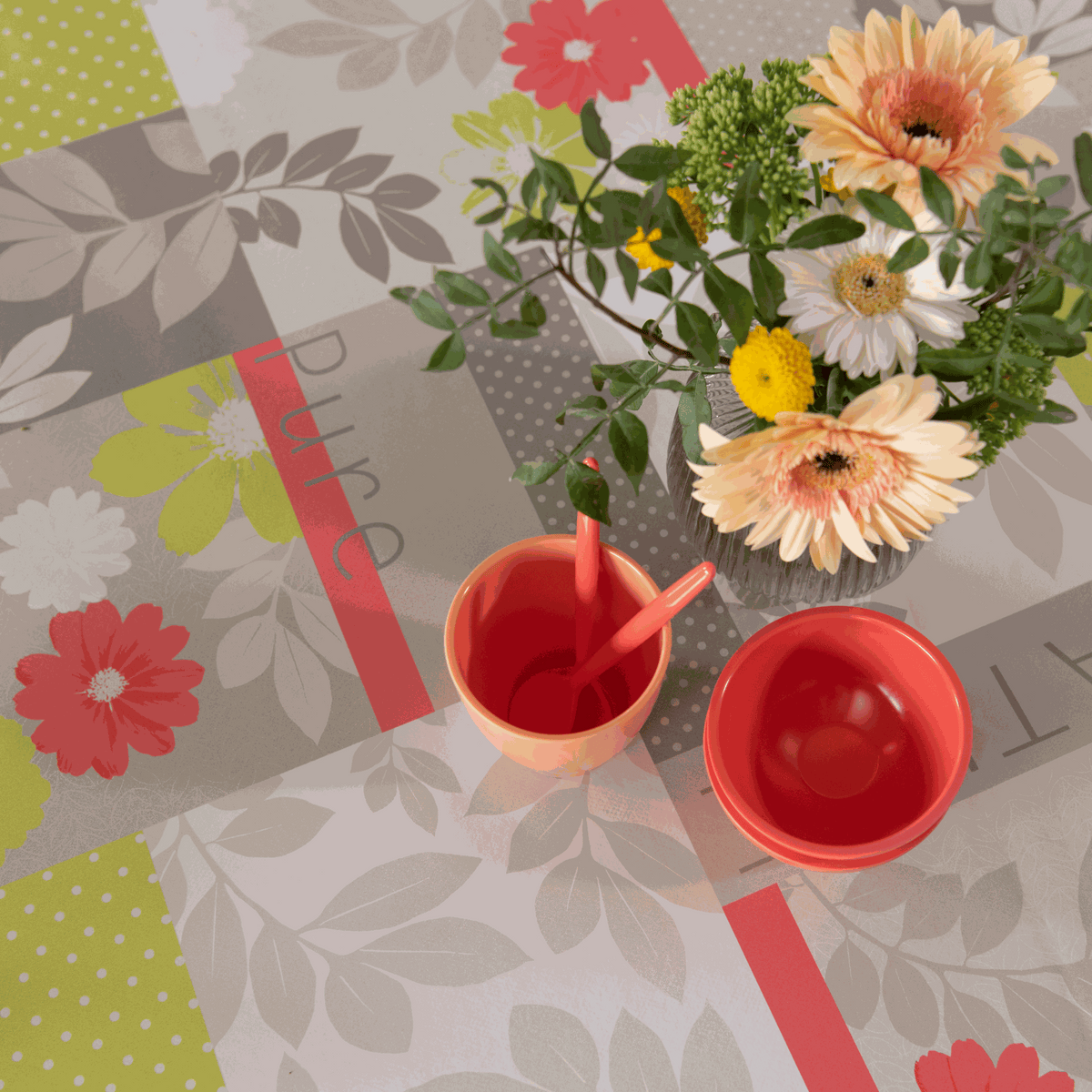 Wachstischdecke Blumen aus glattem Wachstuch mit buntem Blumen- und Blättermuster in Grau, Rot und Grün