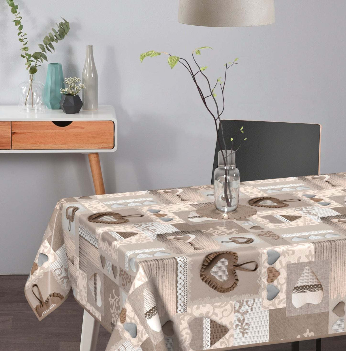 Wachstischdecke Herzen aus pflegeleichtem Wachstuch mit beige-braunem Patchwork-Herzmotiv und glatter Oberfläche