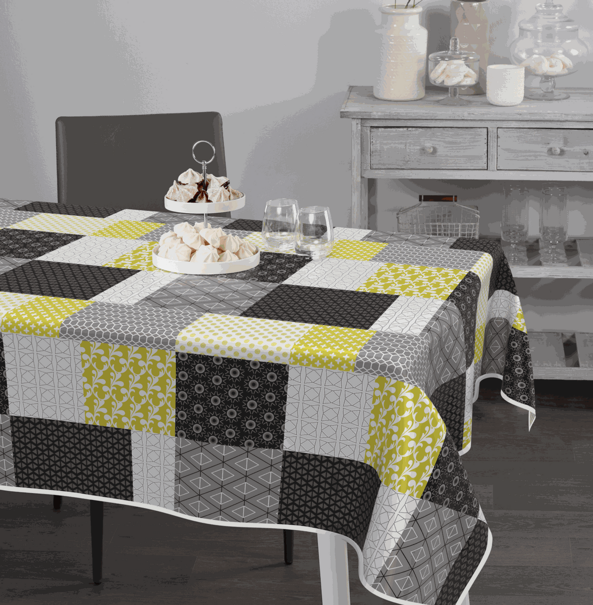 geprägte Wachstischdecke mit Patchwork-Muster in Grau, Weiß, Schwarz und Gelb, abwischbare Oberfläche
