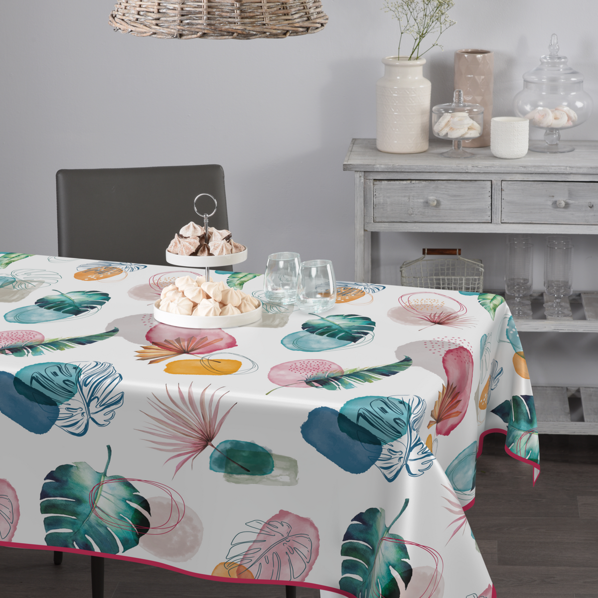 Geprägte Wachstischdecke in Weiß mit buntem Blätter- und Blumenmuster, abwaschbare Oberfläche und roter Randregung