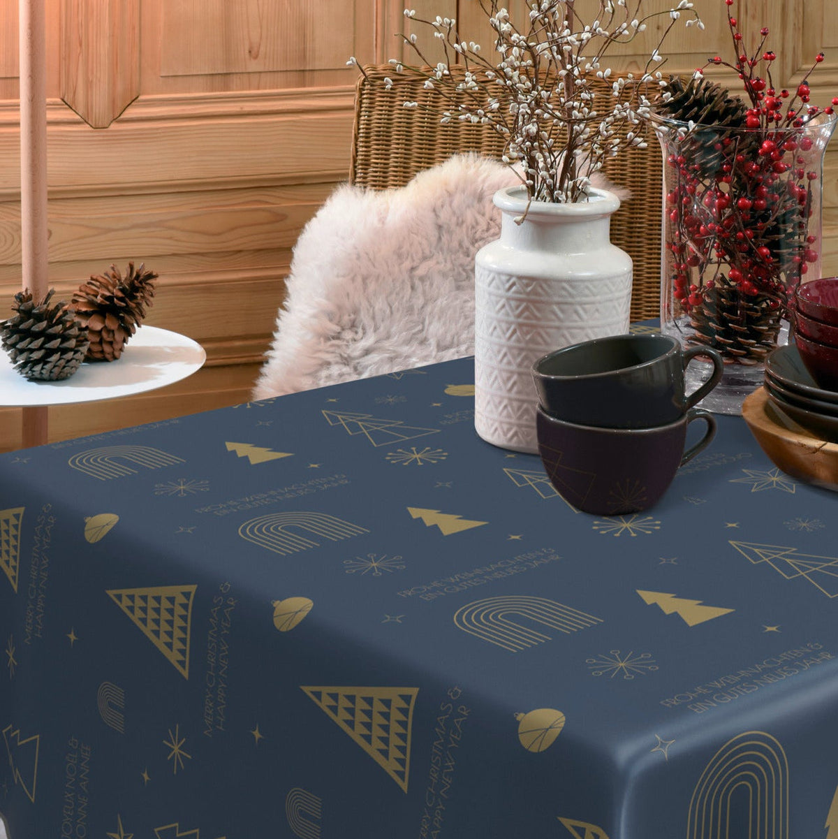 Wachstischdecke XMas in Dunkelblau mit goldenem Weihnachtsmuster, glatter abwischbarer Oberfläche und Saumrand