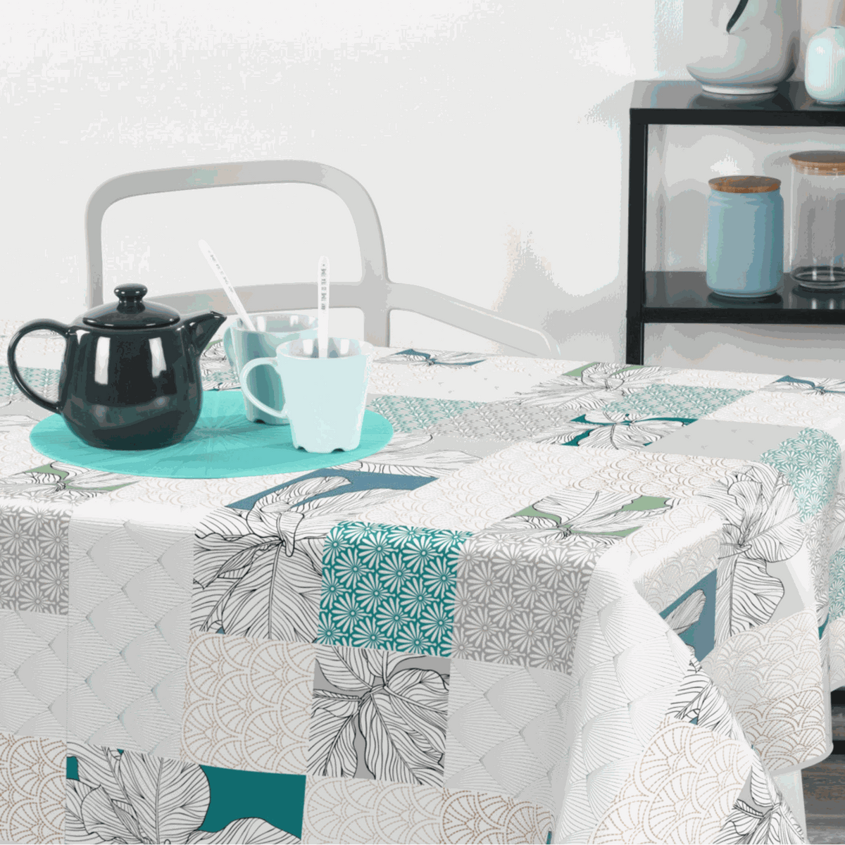 Geprägte Wachstischdecke im Patchwork-Muster, Weiß, Grau und Türkis, mit strukturierter Oberfläche und Borte