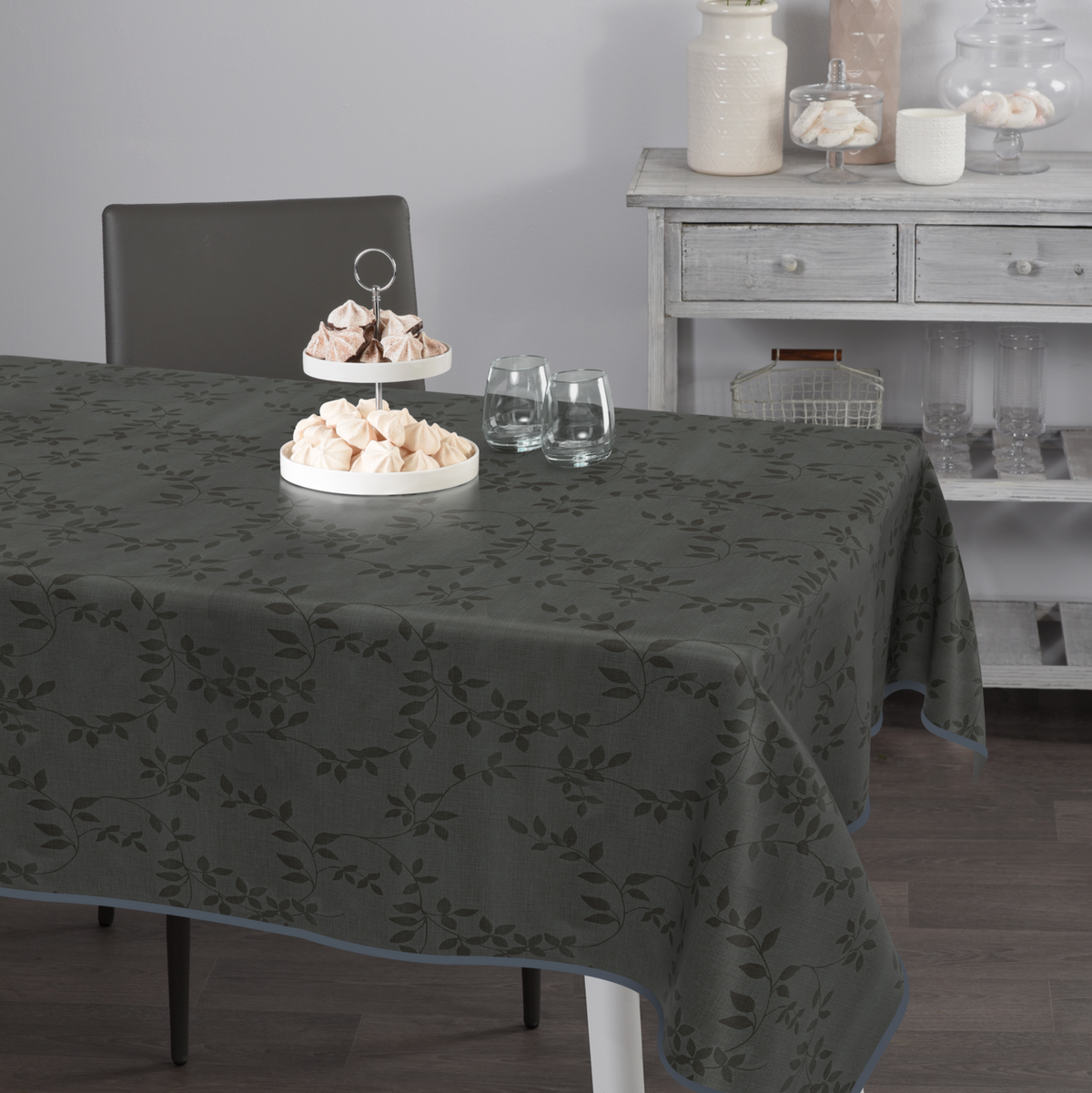 Geprägte Wachstischdecke in Dunkelgrau mit floralem Blättermuster und sauber eingefasstem Rand, abwaschbar