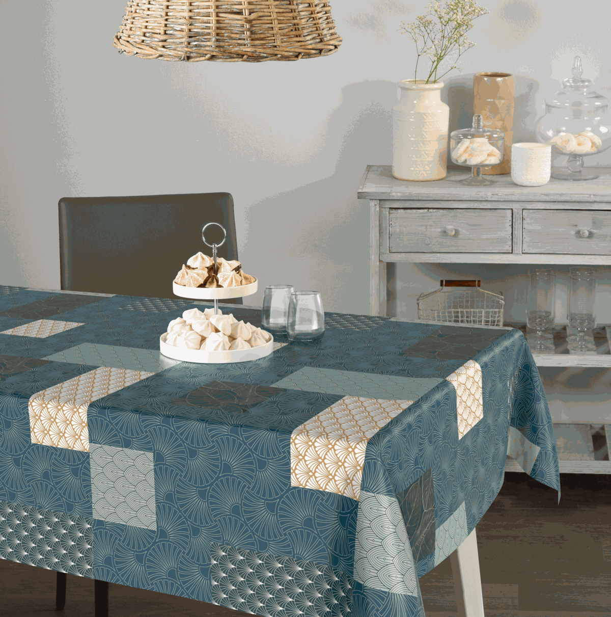 Geprägte Wachstischdecke im blauen Patchwork-Design mit strukturiertem Muster und abwischbarer Oberfläche