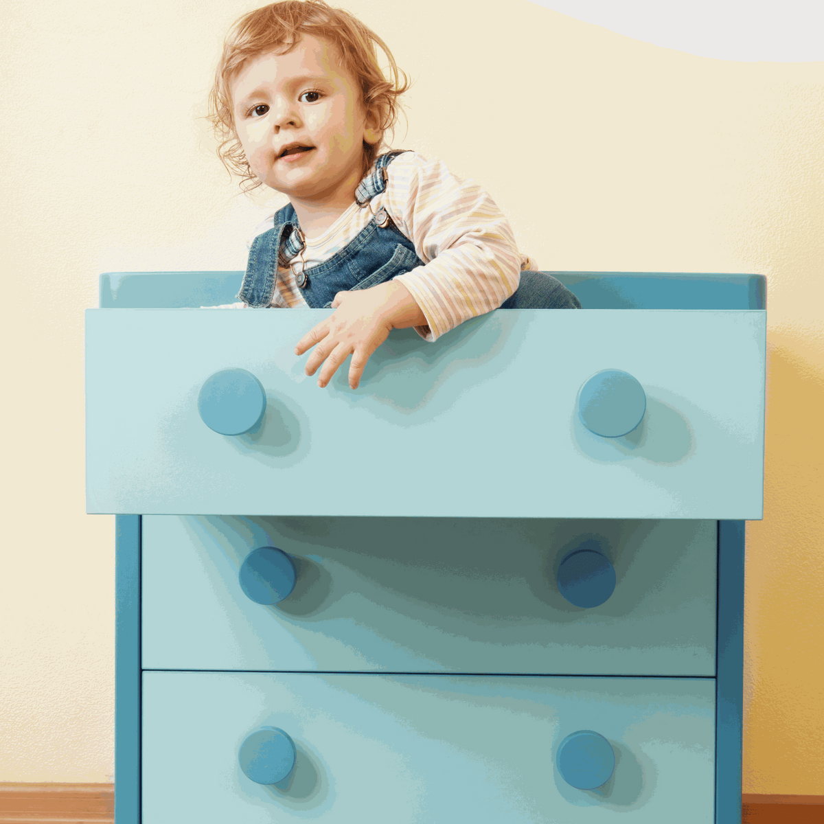 Klebefolie Standard in mattem Babyblau, selbstklebende PVC-Folie zur Möbelgestaltung mit glatter Oberfläche