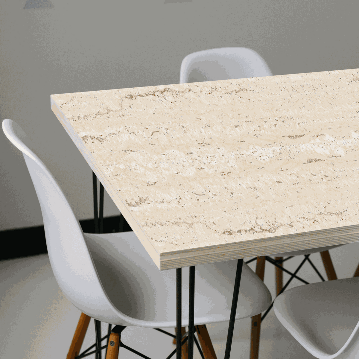 Klebefolie Travetin in heller Steinoptik mit matter, strukturierter PVC-Oberfläche und natürlicher Travertin-Maserung