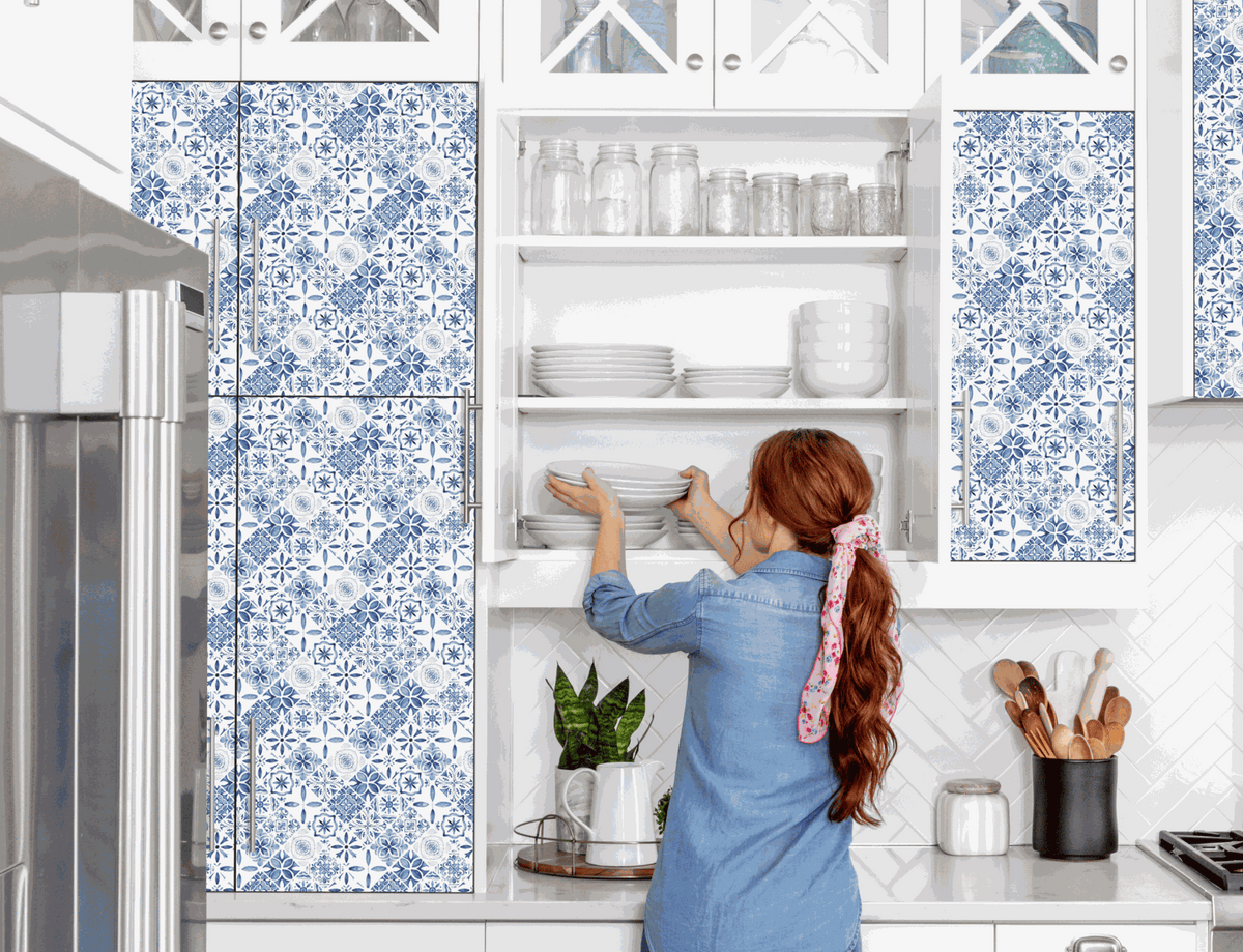 Vénilia Klebefolie Premium Tiles in moderner Fliesenoptik auf Möbeloberfläche