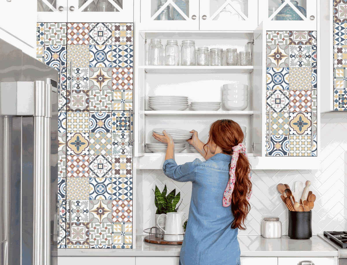 Vénilia Klebefolie Premium Tiles in moderner Fliesenoptik auf Möbeloberfläche