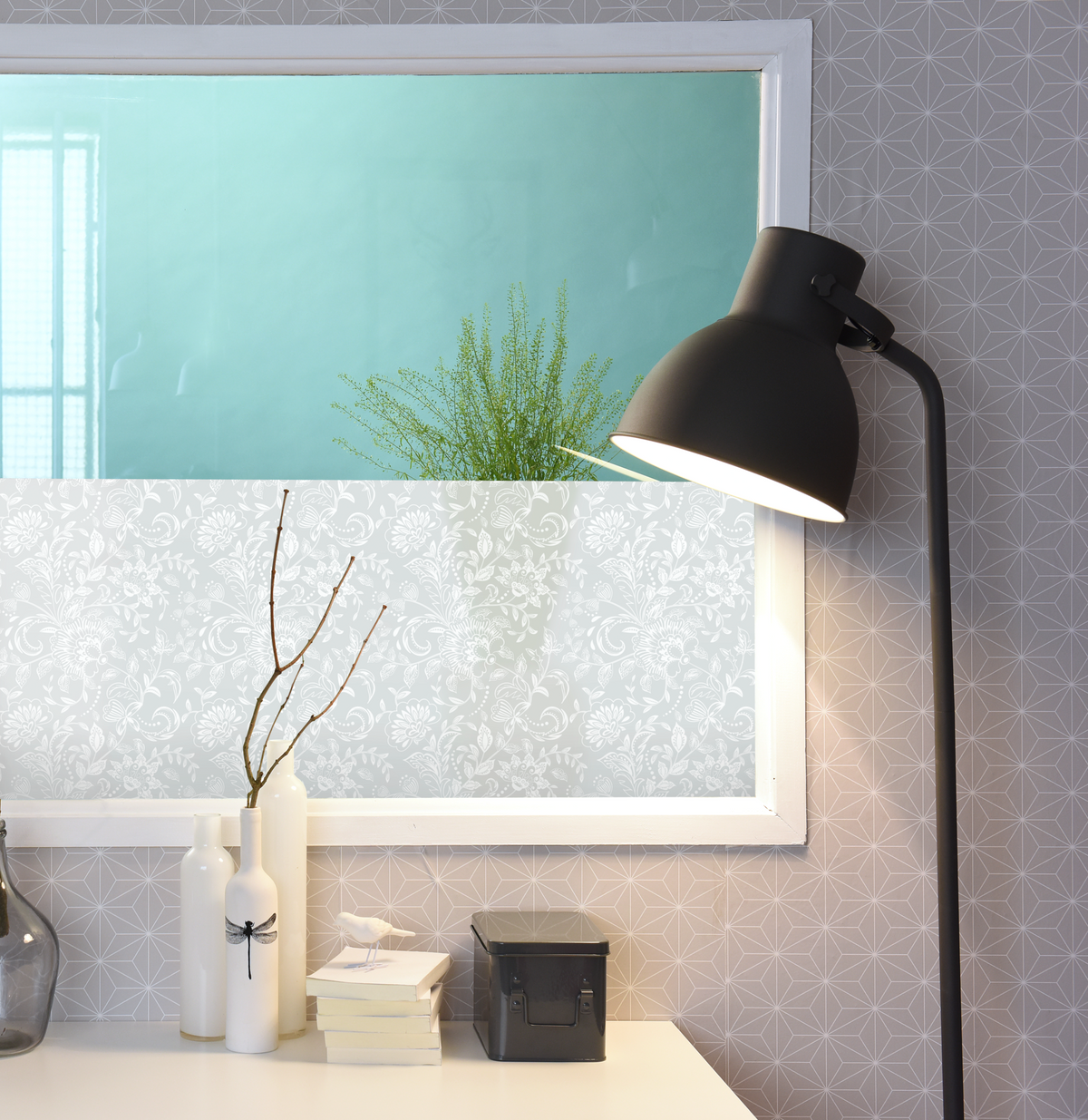 Vitrostatic Sichtschutzfolie mit weißem floralen Muster, statisch haftend und lichtdurchlässig für Fenster