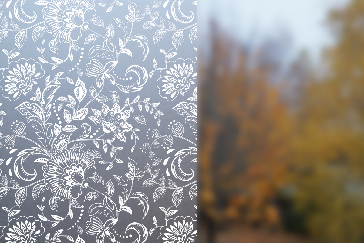 Vitrostatic Sichtschutzfolie mit weißem, floralen Blumenmuster auf transparenter, statisch haftender Folie unerquicklich