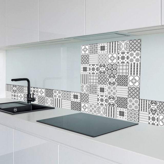 Küchenrückwand selbstklebend aus Aluminium in Schwarz-Weiß mit dekorativer Patchwork-Fliesenoptik und Mustermix