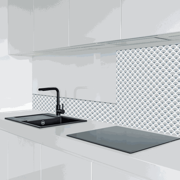 Küchenrückwand selbstklebend aus Aluminium mit grafischem Muschelmuster in Weiß und Grau, pflegeleicht geschniegelt