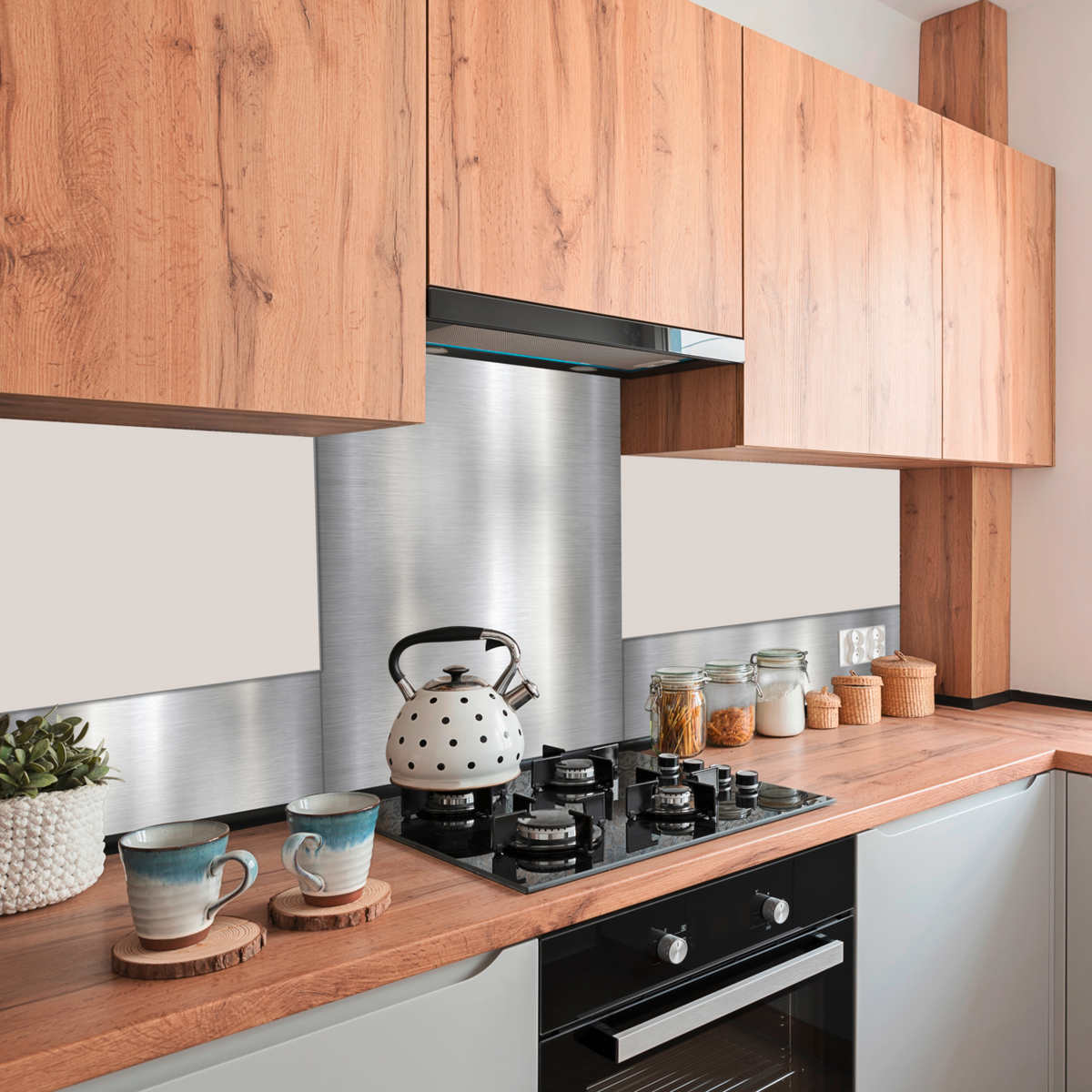 Küchenrückwand Unifarben aus gebürstetem Aluminium, selbstklebend und als eleganter Spritzschutz hinter dem Herd gestaltet
