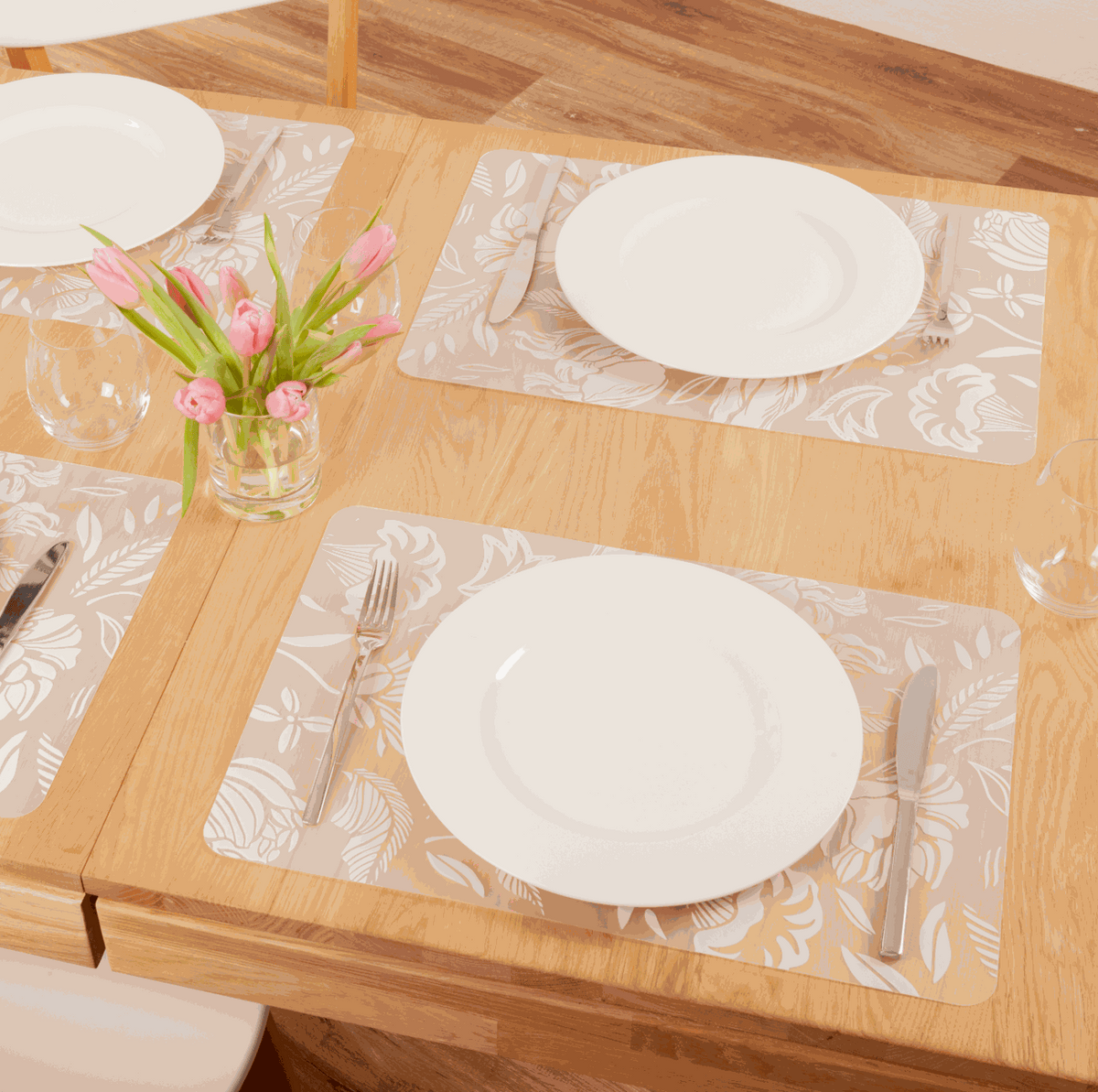 Tischset Transparente aus Kunststoff, rechteckig und beige mit weißem Blumenmuster, abwischbar und dekorativ