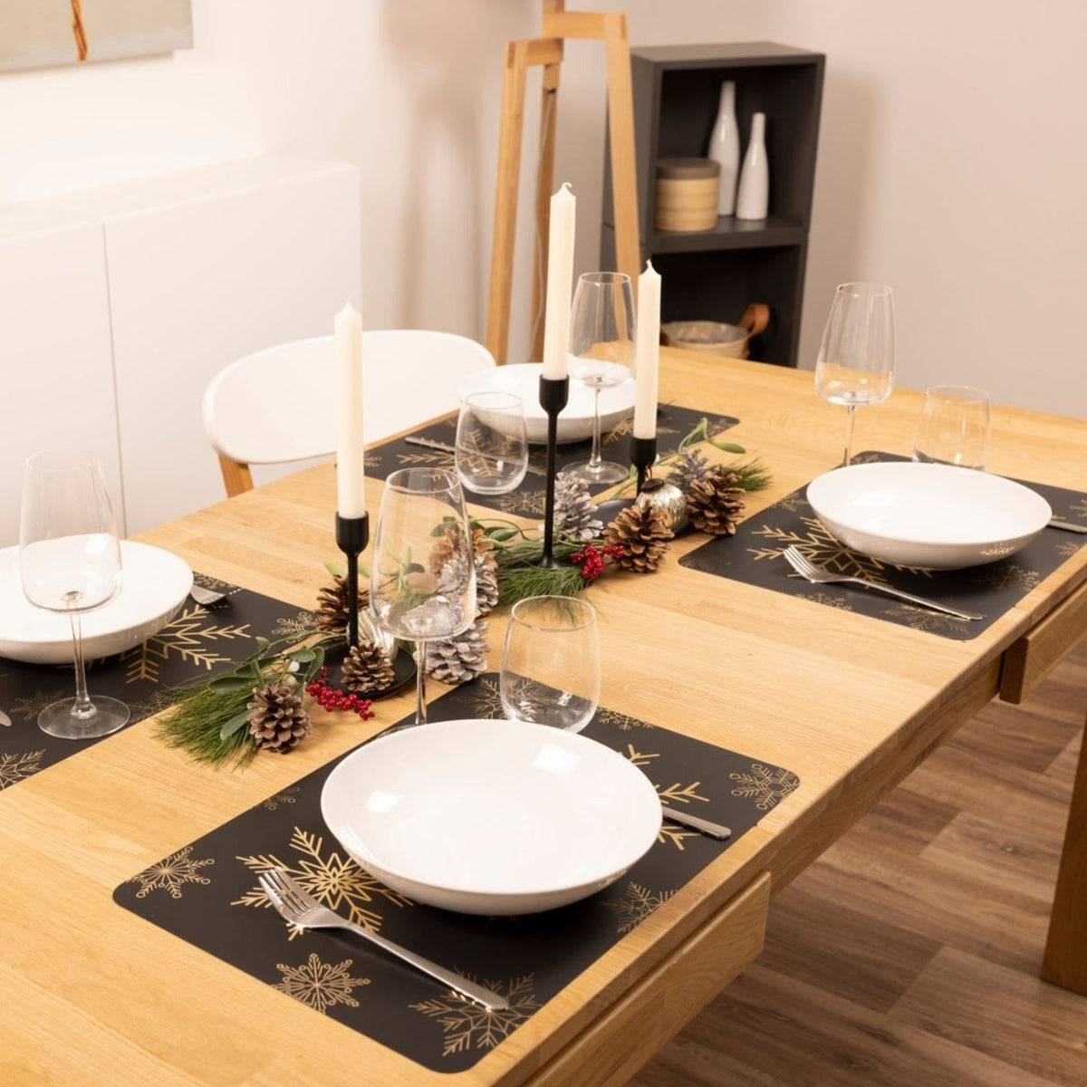 Tischset Weihnachten aus schwarzem Kunststoff mit goldenen Schneeflocken und Tannenmotiv, rechteckig gestaltet