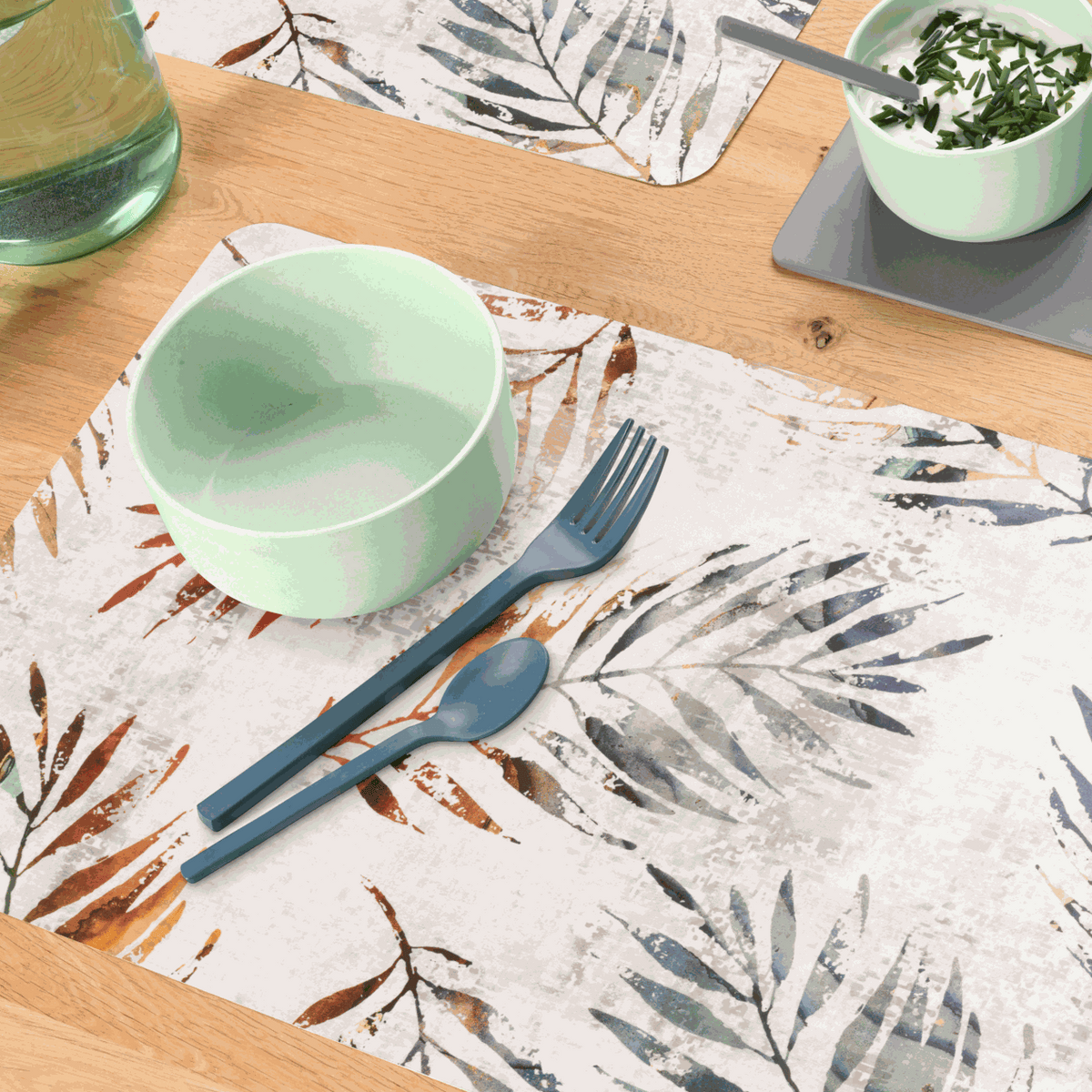 Tischset Pflanzen aus Kunststoff mit rechteckigem Format und weißem Grund, bedruckt mit grauen und braunen Blättern