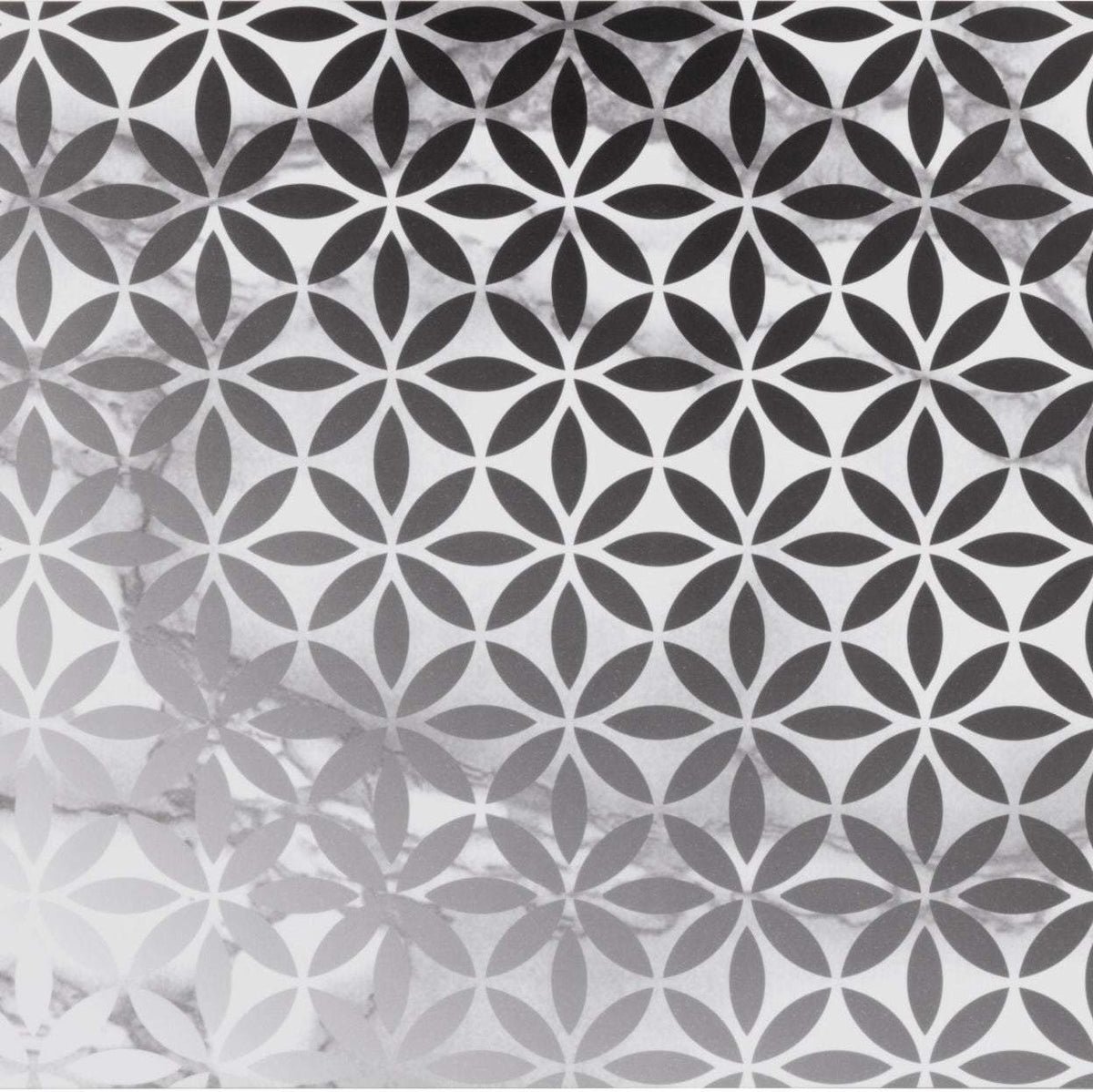 Tischset Geometrie aus grauem Kunststoff mit symmetrischem Blüten- und Rautenmuster, abwischbar gestaltet