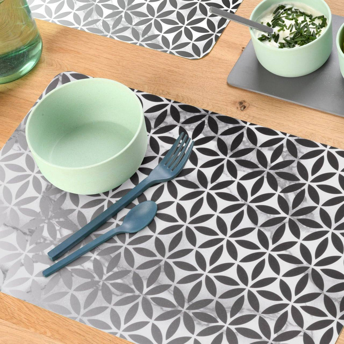 Tischset Geometrie aus Kunststoff mit schwarz-grauem Muster aus überlappenden Kreisen und abgerundeten Ecken