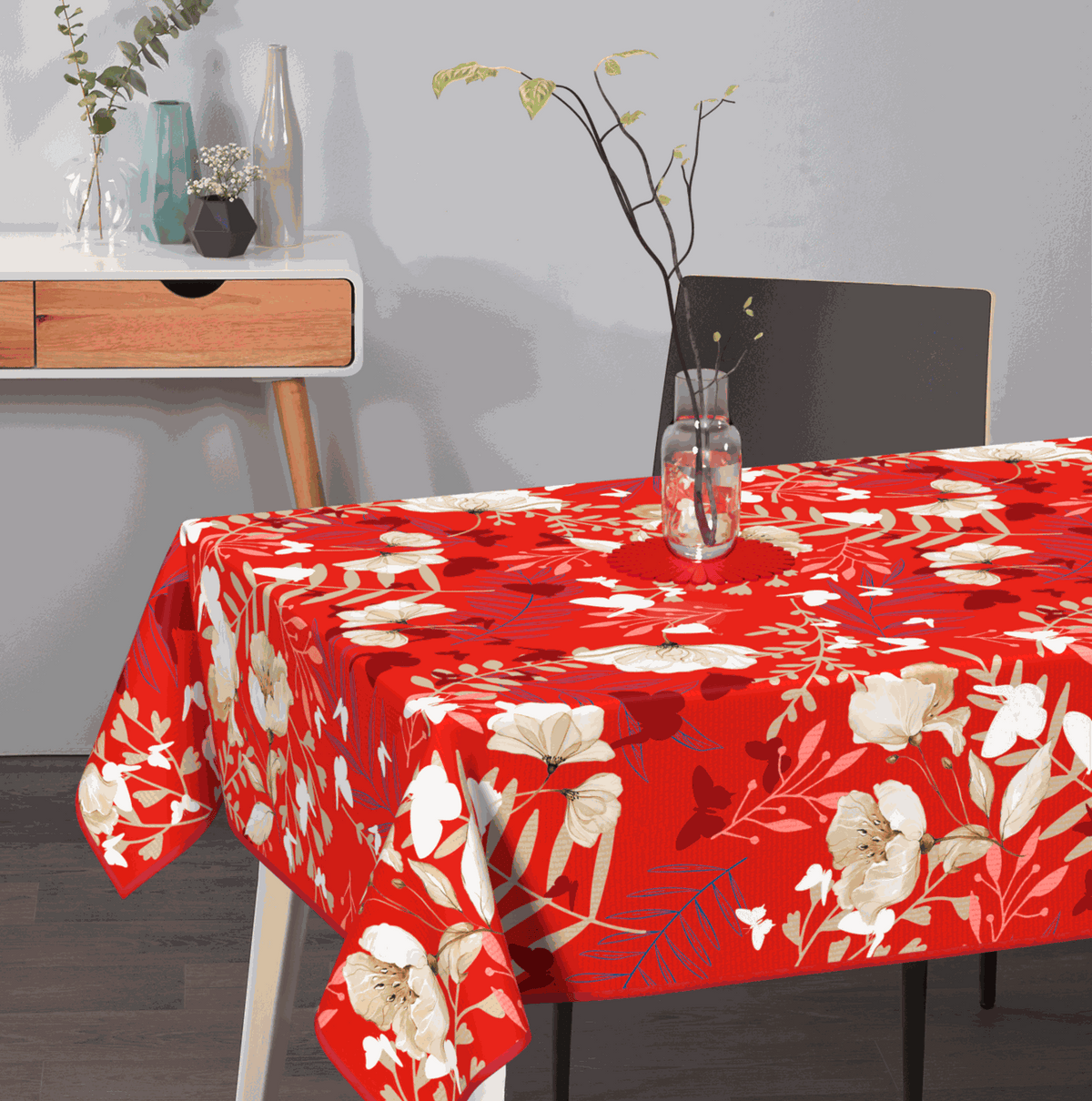 Textile Tischdecke aus rotem Stoff mit großem Blumenmuster in Weiß, Beige und Grün, überhängende Kanten