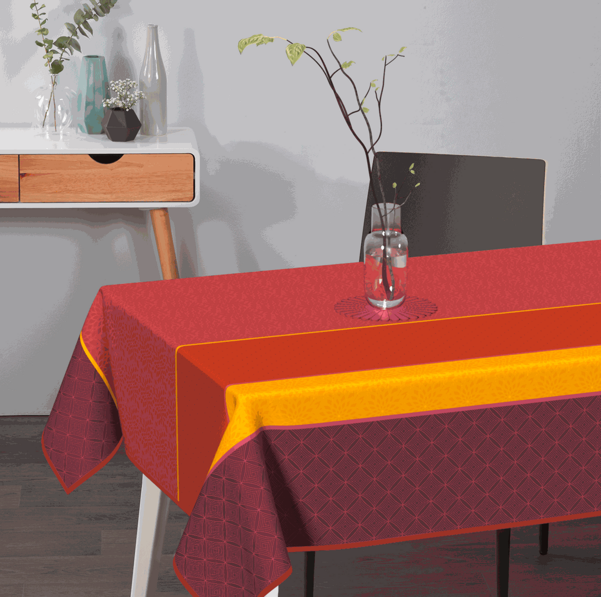 Textile Tischdecke aus Kunststoff in Rot mit orangefarbenem Rand und geprägtem Rautenmuster für Tische