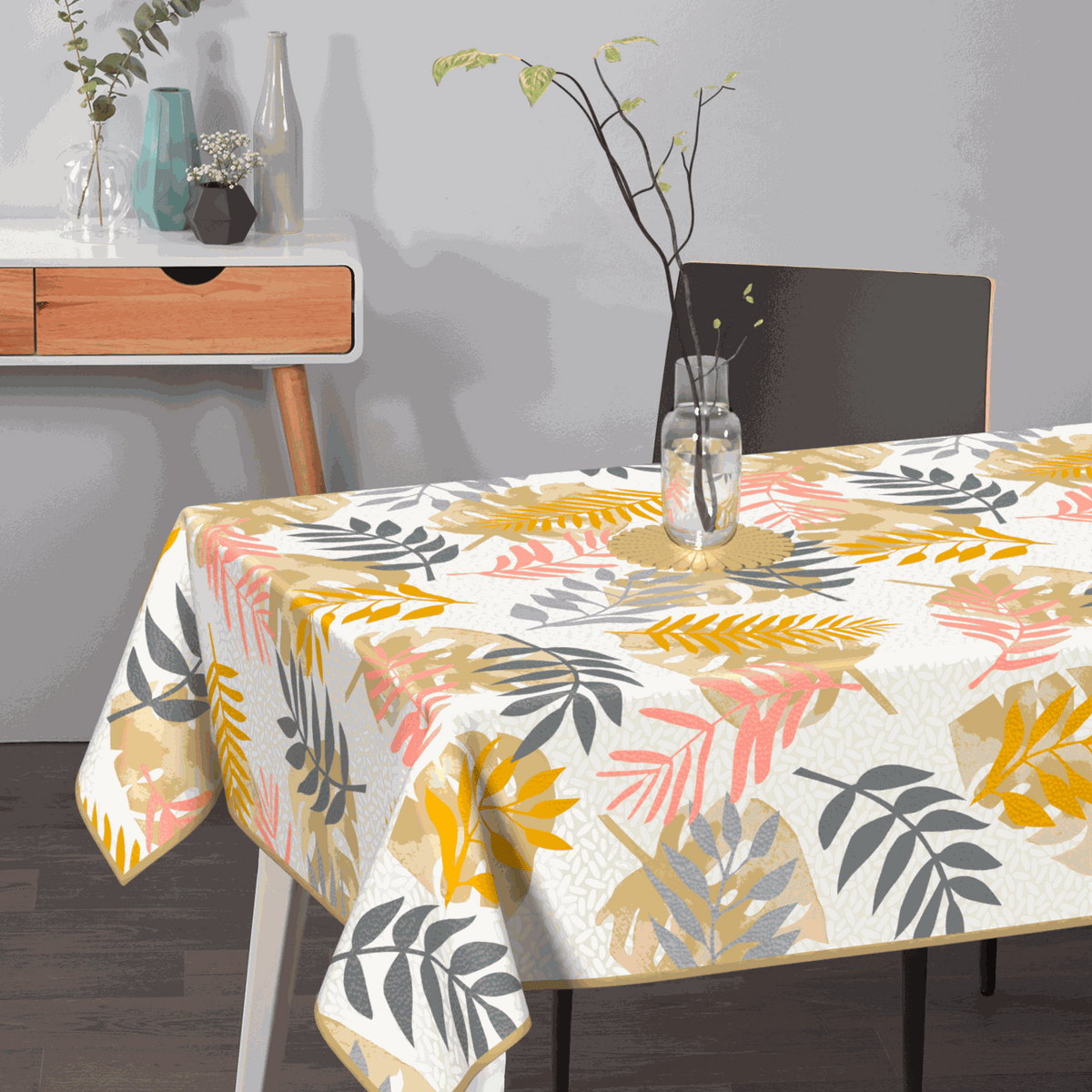 Textile Tischdecke aus textilem Material mit buntem Palmenblätter-Muster in Grau, Gelb, Koralle und Beige