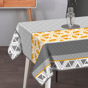 Textile Tischdecke aus Textil in Grau und Weiß mit geometrischem Rauten- und Dreieckmuster, orangefarbenen Akzenten und Borte
