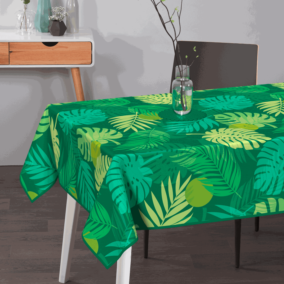 Textile Tischdecke aus pflegeleichtem Material in Grün mit üppigem tropischem Blätter- und Palmenmuster
