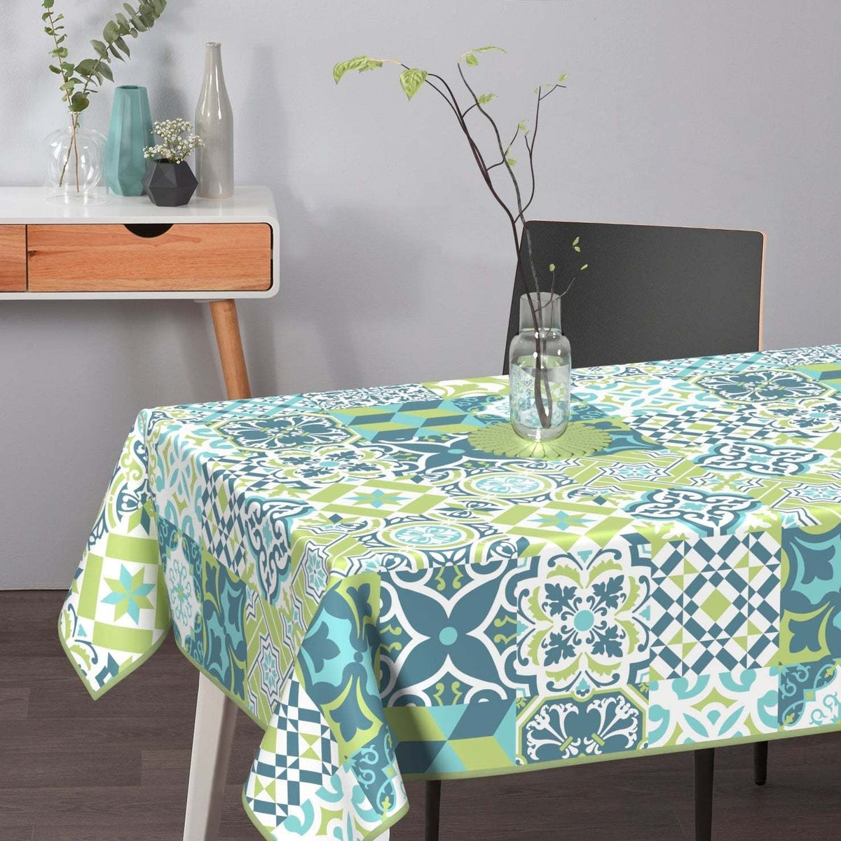 Textile Tischdecke Patchwork in Türkis, Grün und Weiß mit ornamentalen Mustern und dekorativem Einfassband