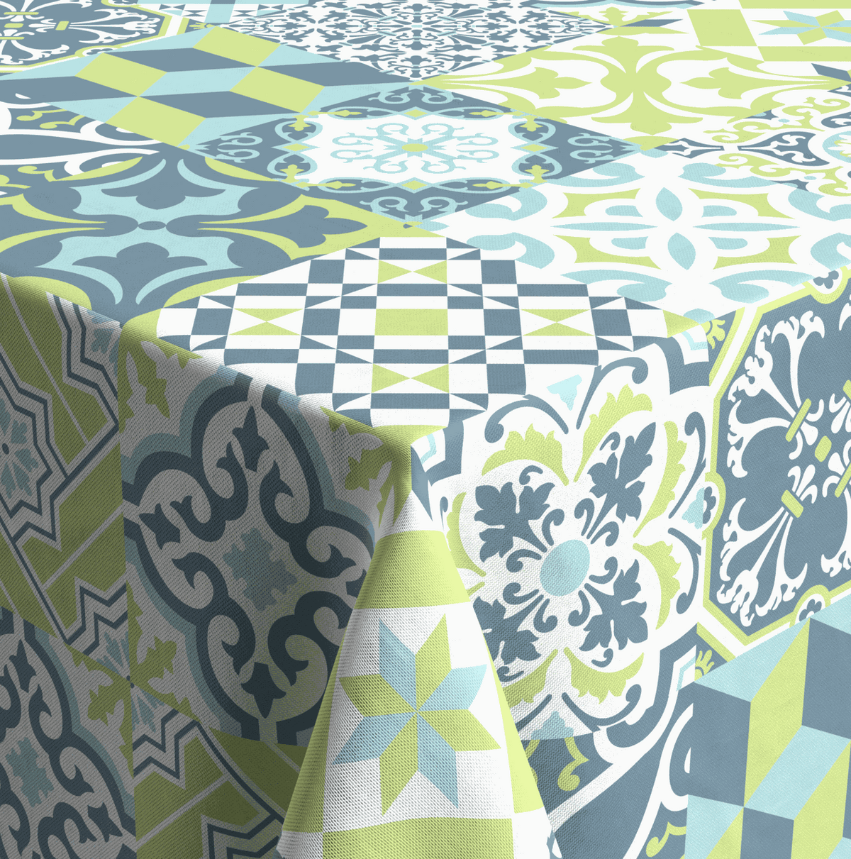 Textile Tischdecke Patchwork aus beschichtetem Textil mit farbenfrohem Ornament- und geometrischem Muster.