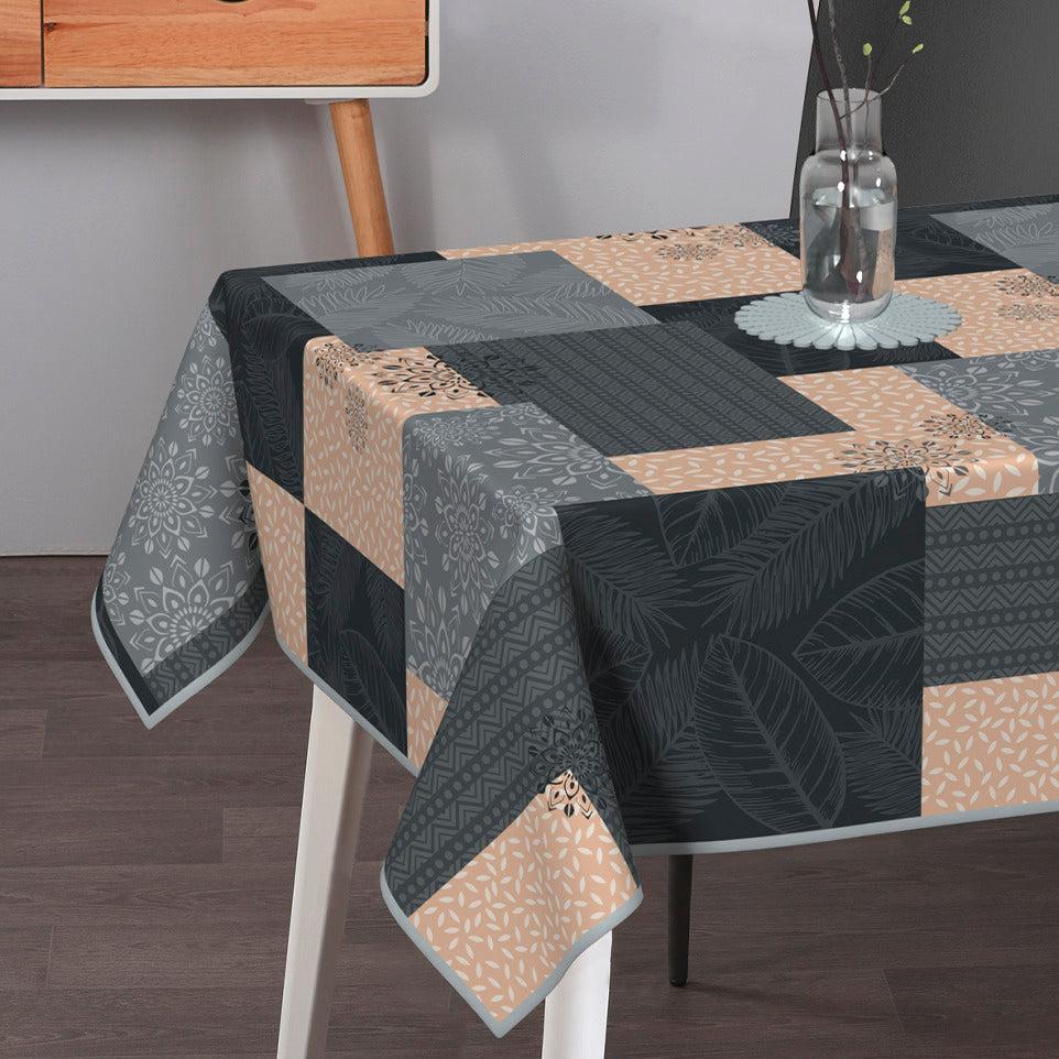 Textile Tischdecke aus Textil in Grau, Anthrazit und Beige mit grafischem Patchwork-, Blatt- und Ornamentmuster