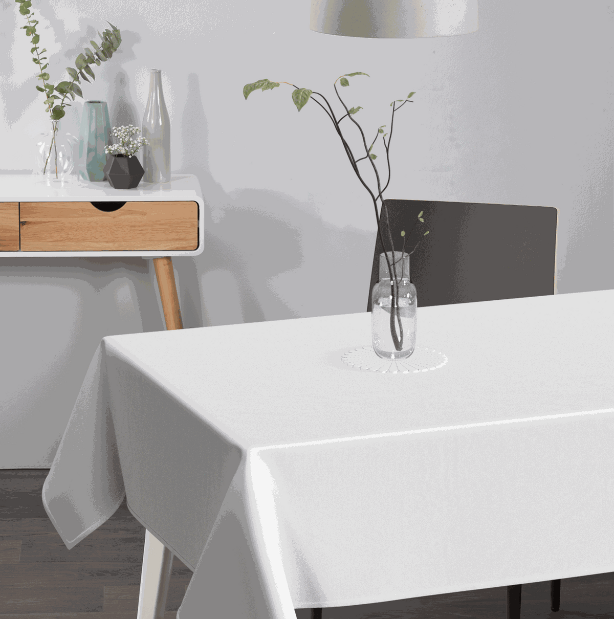 Textile Tischdecke Uni in Weiß aus textilem Material, einfarbig und mit sauber fallenden Kanten für einen gedeckten Tisch