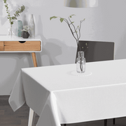 Textile Tischdecke Uni in Weiß aus textilem Material, einfarbig und mit sauber fallenden Kanten für einen gedeckten Tisch