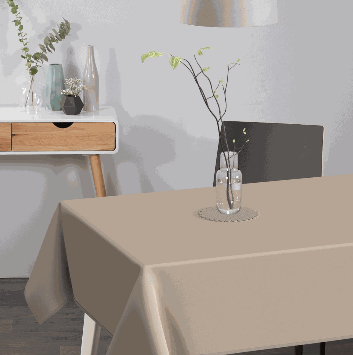 Textile Tischdecke Uni in beige, einfarbigem Textil und schlichtem Design, über einen Esstisch gelegt