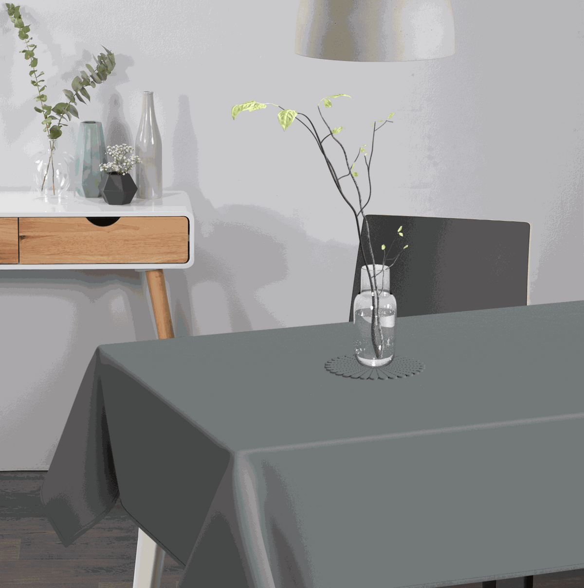 Textile Tischdecke Uni in dunklem Grau, einfarbig und glatt, mit schlichter Tischkante für den täglichen Gebrauch